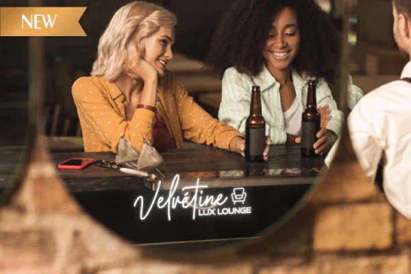 ベルベッティン・ラックス・ラウンジのロゴと、広島で酒を酌み交わす2人の女性の姿が映し出されたグランド・ミラーズのロゴ。