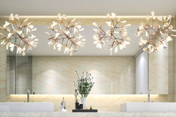 名古屋の大理石のシンクの上にあるコンクリートの壁に取り付けられたパヴァーナ・グランドの鏡。