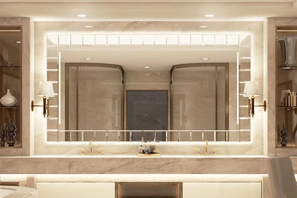 北九州の大理石の壁に埋め込まれたグランドミラー・デコ、2つの大理石のシンクと金色の蛇口。