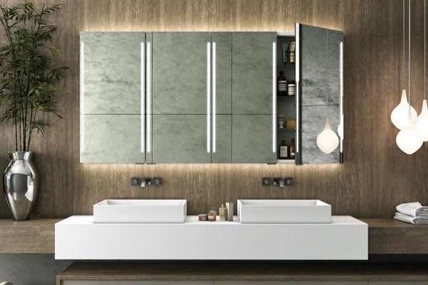 東京の工場脇、御影石のシンク2台の上の木の壁に取り付けられたグランドミラー・キャビネット。